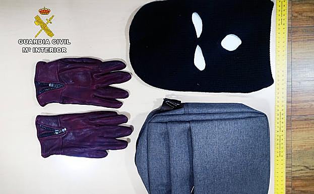 Imagen principal - Obetos y dinero incautados a los ladrones.