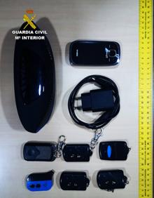 Imagen secundaria 2 - Obetos y dinero incautados a los ladrones.