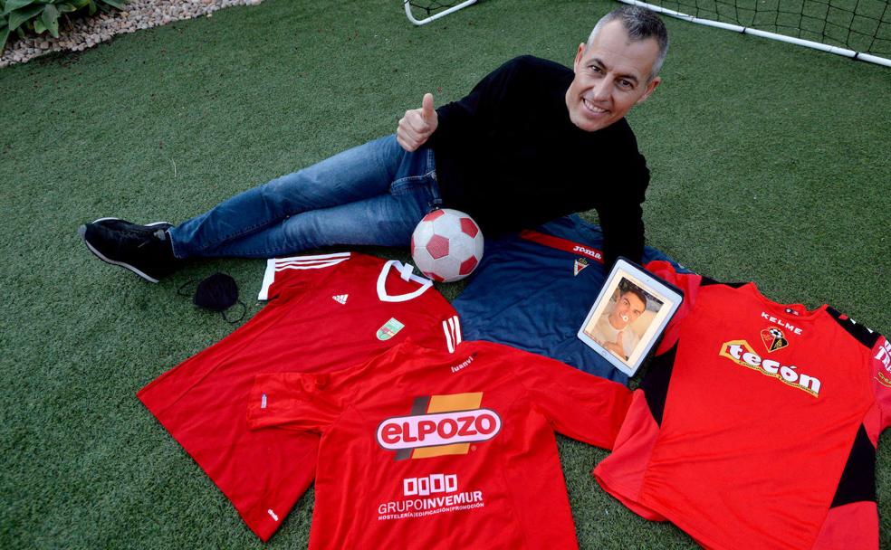 Vladimir Salazar, con camisetas de varios equipos y una fotografía de Cristiano Ronaldo, este martes en su casa.