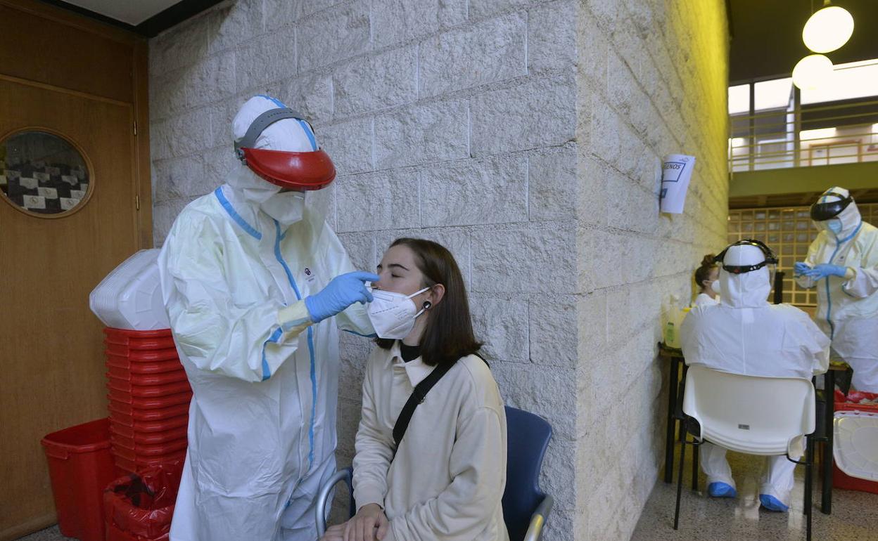 Sanitario realizando la prueba de antígenos a una paciente, en una imagen de archivo.