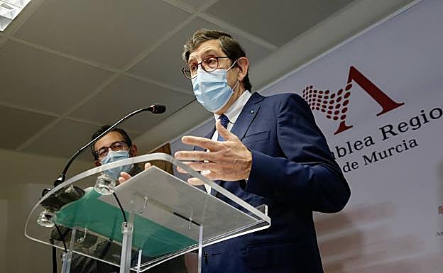 El consejero de Salud, Manuel Villegas, en la rueda de prensa celebrada este miércoles en la Asamblea Regional.