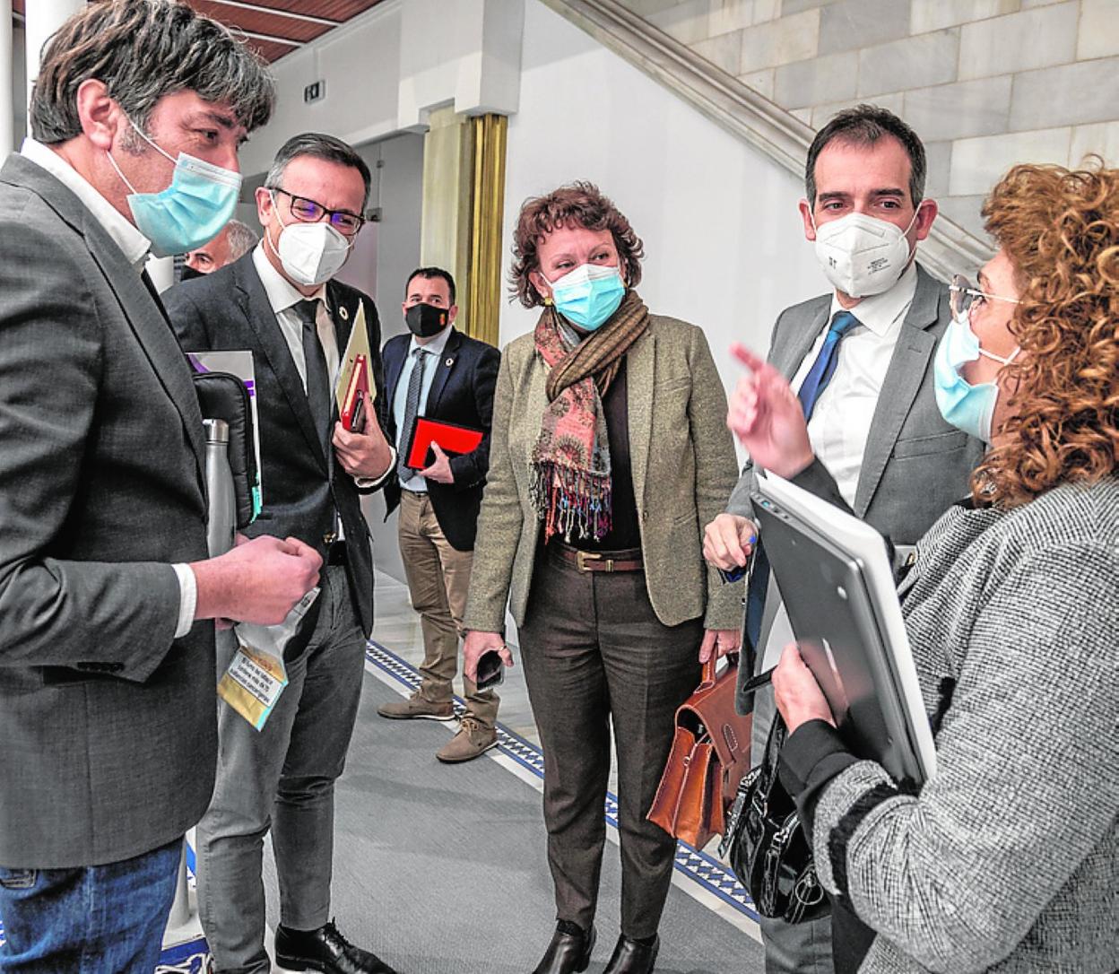 Los diputados Rafael Esteban Palazón (UP), Diego Conesa (PSOE), María Marín (UP), Juan José Liarte (Vox) y María Isabel Campuzano (Vox), ayer, en la Asamblea Regional. 