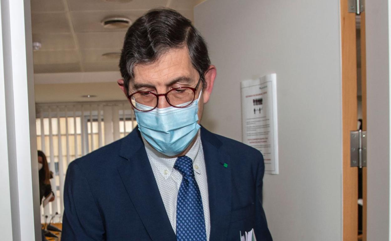 Manuel Villegas, ayer, tras su comparecencia en la Asamblea Regional.