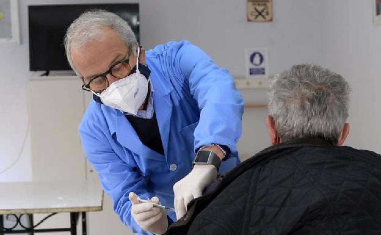 Felipe Coello, el pasado martes, administrando la vacuna a un usuario de Jesús Abandonado.