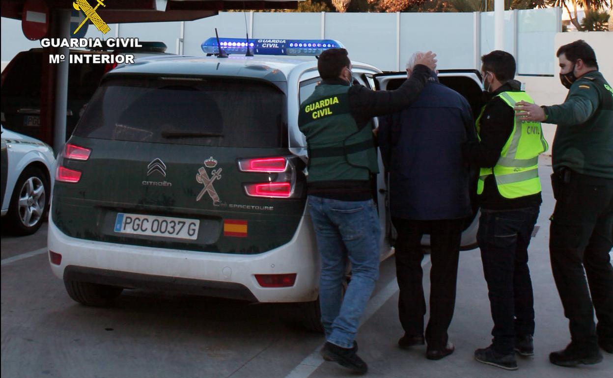 La Guardia Civil detiene al ciudadano británico en Avileses. 