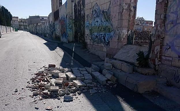 Muro derrumbado en Molina.