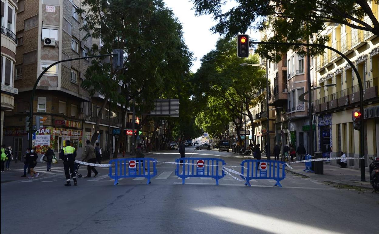 Agentes de Policía cortan al tráfico la avenida Floridablanca de Murcia. 