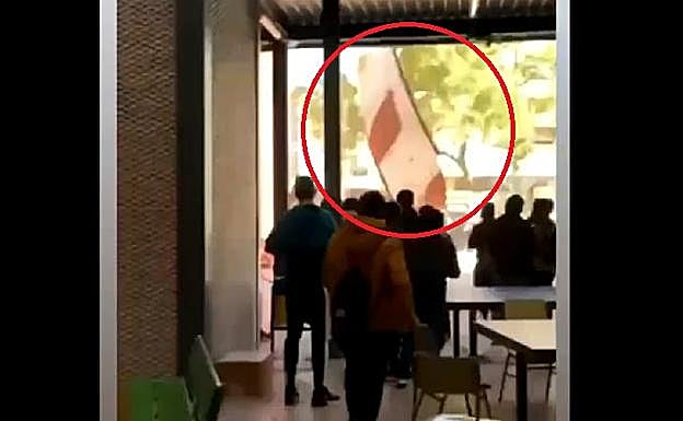 Caida de una chapa en el IES Ramón Arcas Meca. 