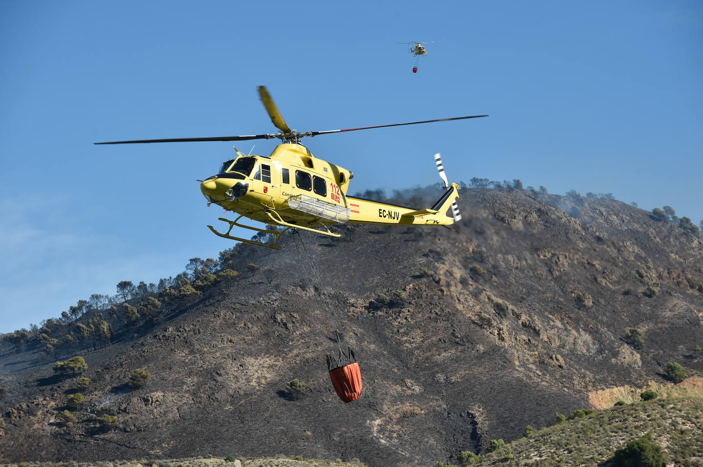 Fotos: Más de un centenar de efectivos trabajan contra el incendio en la sierra de Carrascoy