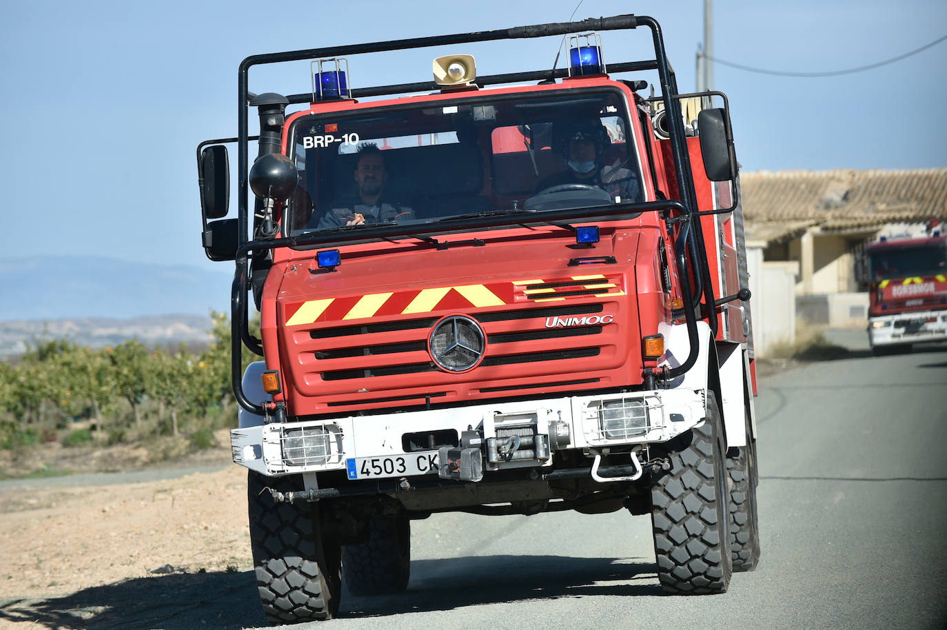 Fotos: Más de un centenar de efectivos trabajan contra el incendio en la sierra de Carrascoy