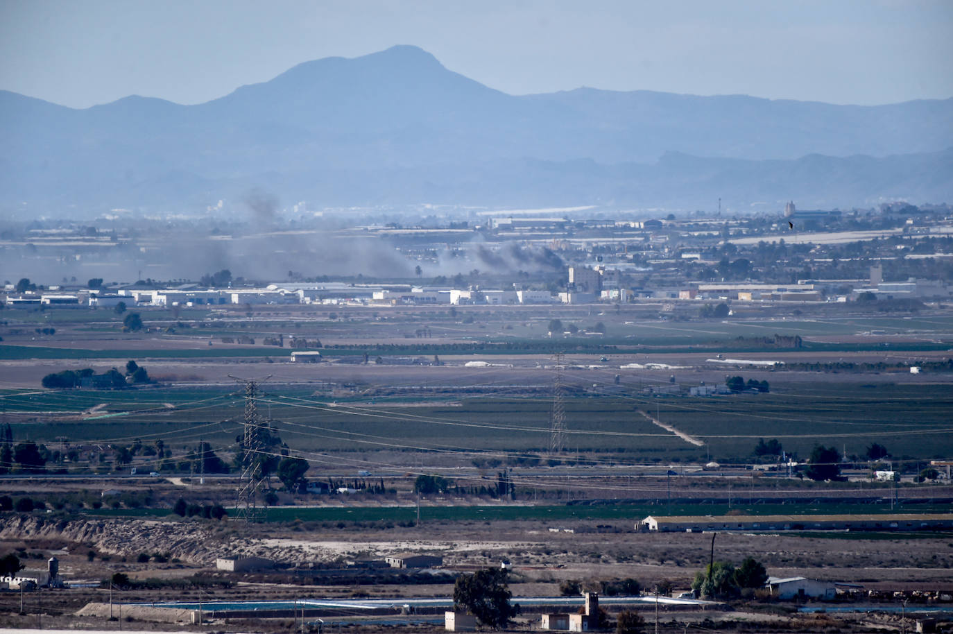 Fotos: Más de un centenar de efectivos trabajan contra el incendio en la sierra de Carrascoy
