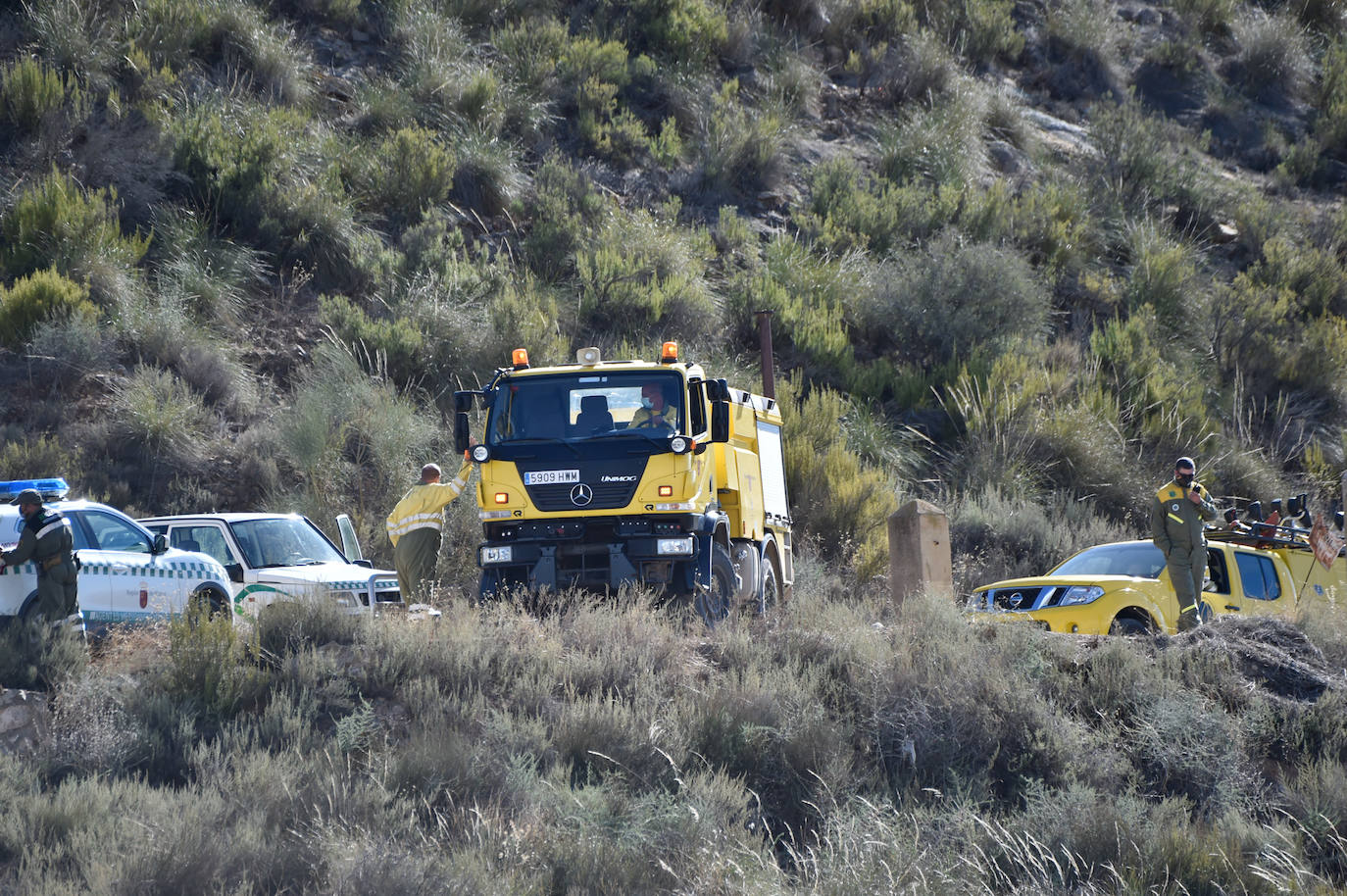 Fotos: Más de un centenar de efectivos trabajan contra el incendio en la sierra de Carrascoy