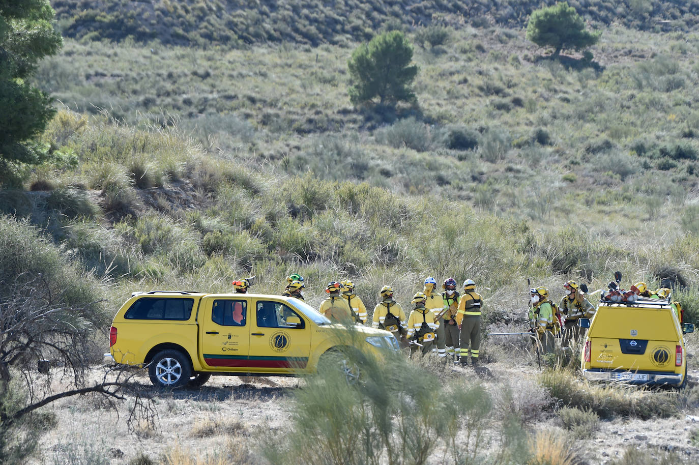 Fotos: Más de un centenar de efectivos trabajan contra el incendio en la sierra de Carrascoy