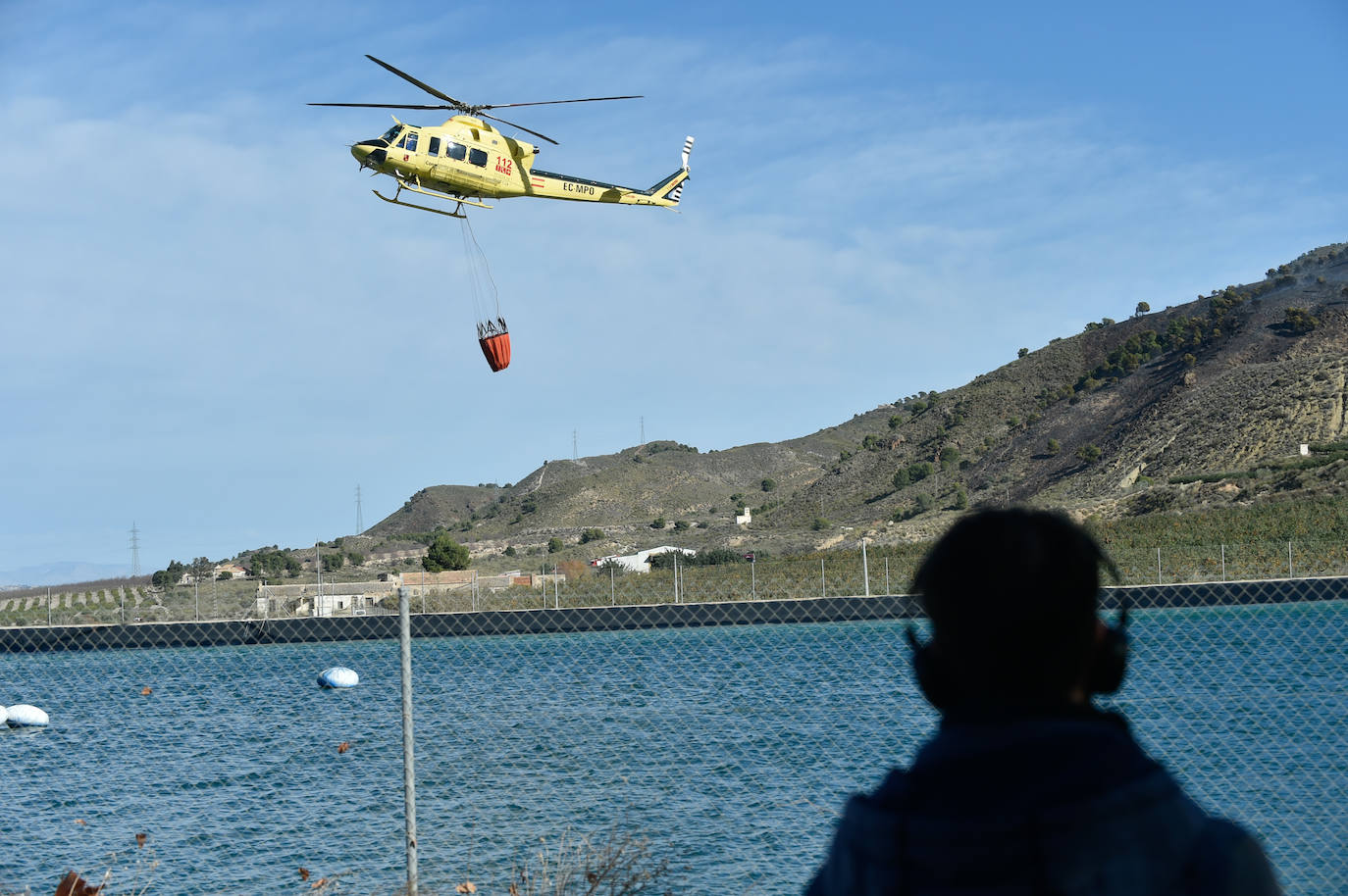 Fotos: Más de un centenar de efectivos trabajan contra el incendio en la sierra de Carrascoy