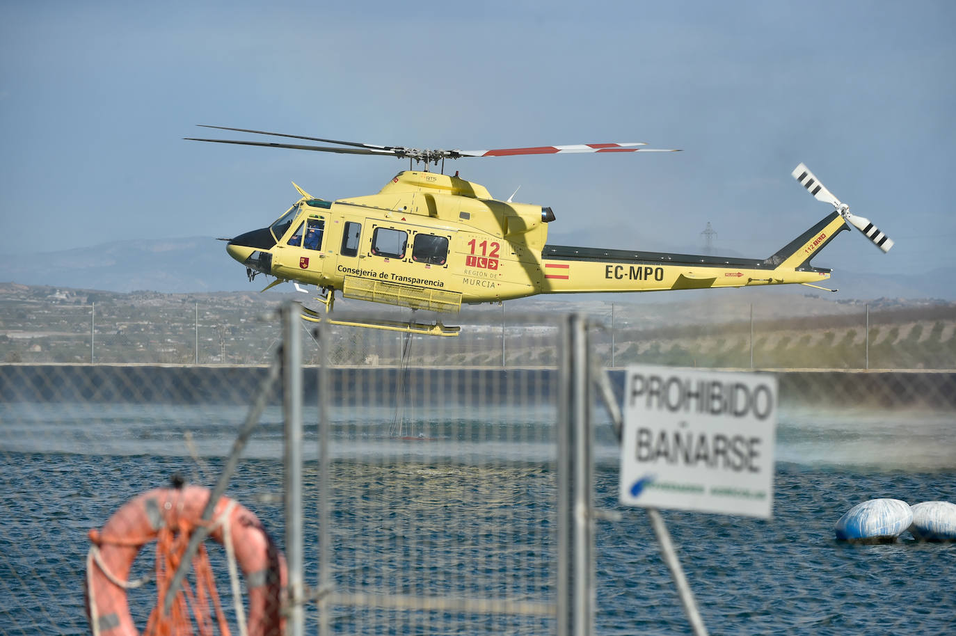 Fotos: Más de un centenar de efectivos trabajan contra el incendio en la sierra de Carrascoy