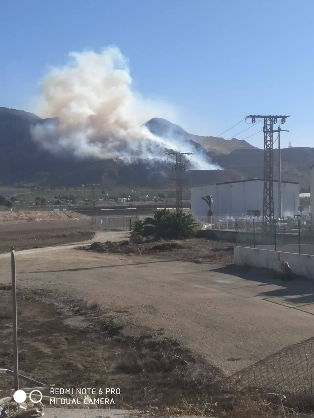 Fotos: Más de un centenar de efectivos trabajan contra el incendio en la sierra de Carrascoy