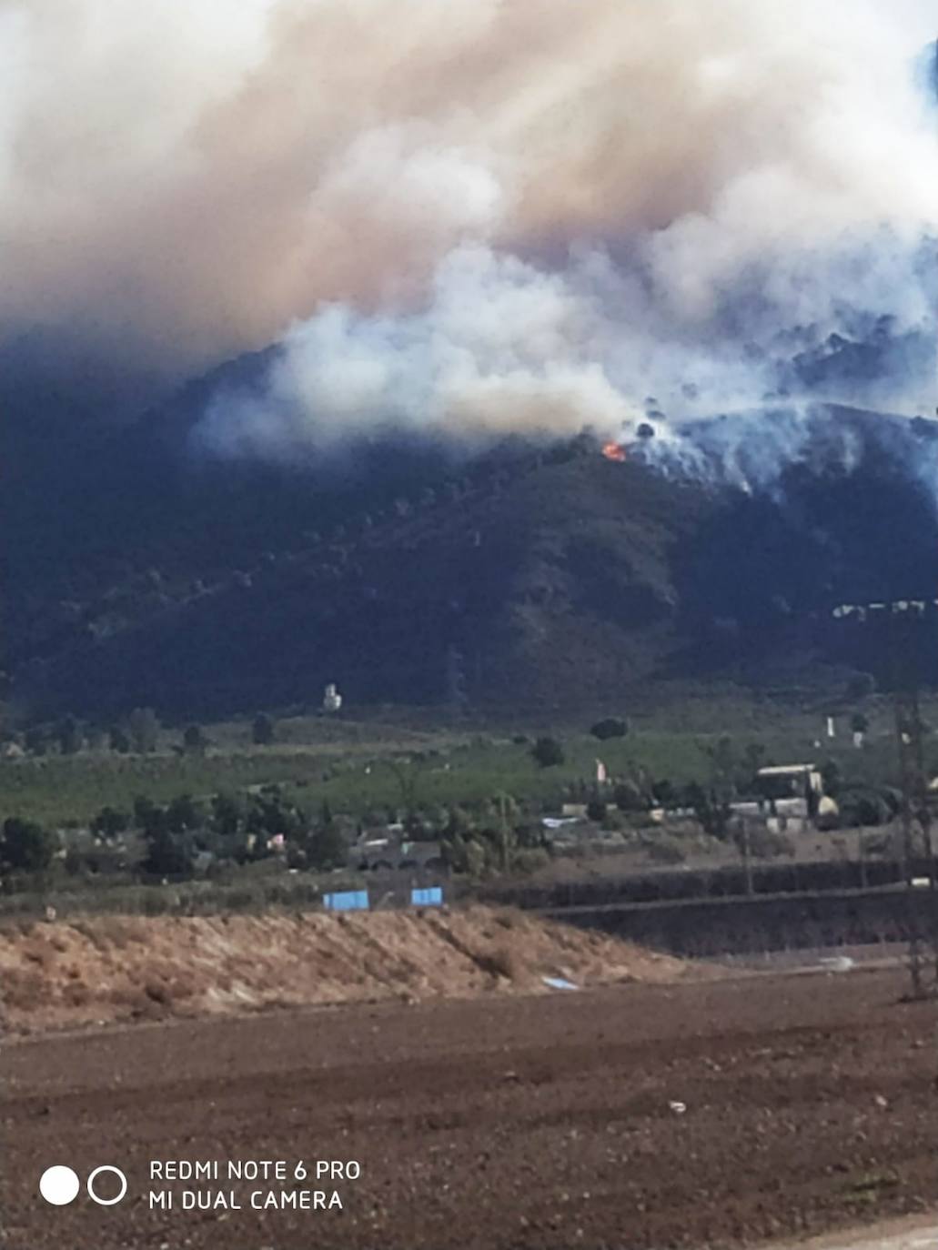 Fotos: Más de un centenar de efectivos trabajan contra el incendio en la sierra de Carrascoy