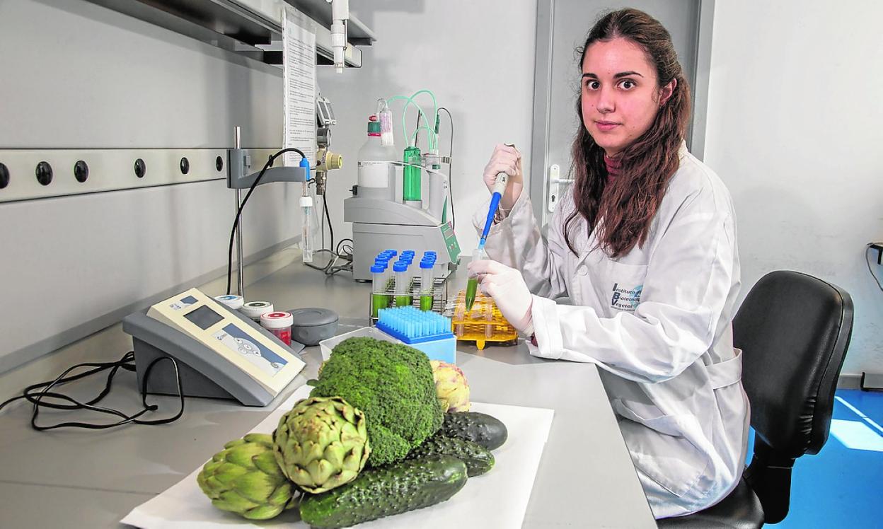 Noelia Castillejo, en uno de los laboratorios de la UPCT. 