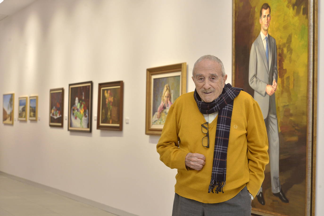 El pintor, en la sala de exposiciones de La Glorieta, en Murcia, junto a sus obras en una muestra de 2018.