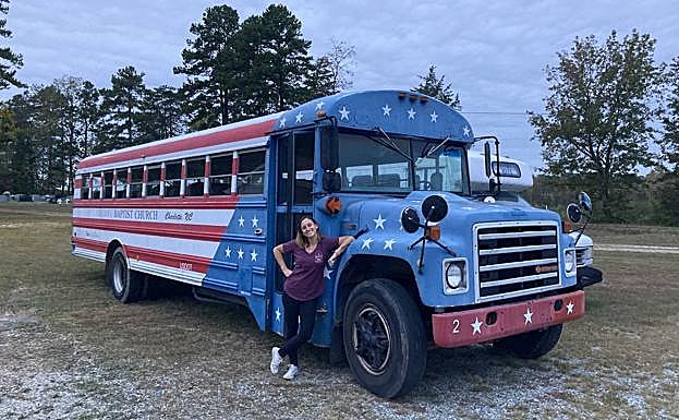 La lorquina Sandra Fernández posa junto a un autobús en las celebraciones del Día de los Veteranos en su residenciaen Carolina del Norte.
