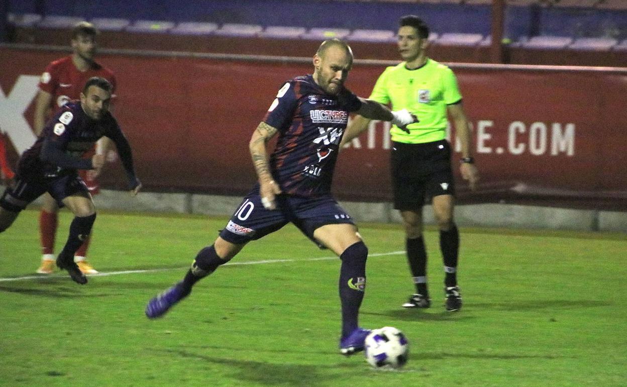 Álex Vaquero se dispone a lanzar el penalti que dio el empate al Yeclano ante el Linares la pasada semana.