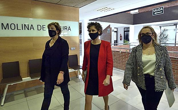 Esther Clavero, junto a Fuensanta Martínez (i) y Sandra Díez (d), en el acto en el que han anunciado su dimisión.