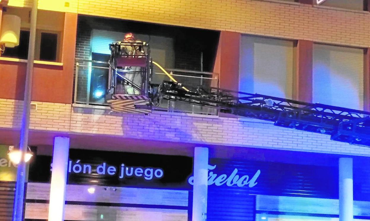 Los bomberos acceden al piso donde se produjo el incendio. 