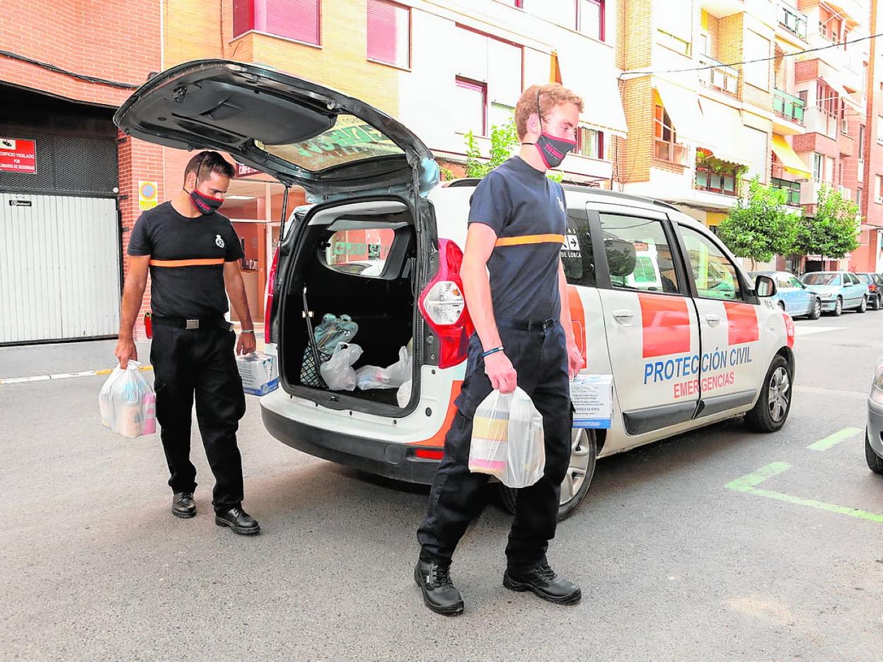 Voluntarios de Protección Civil, durante un reparto de comida, en una imagen de archivo. 