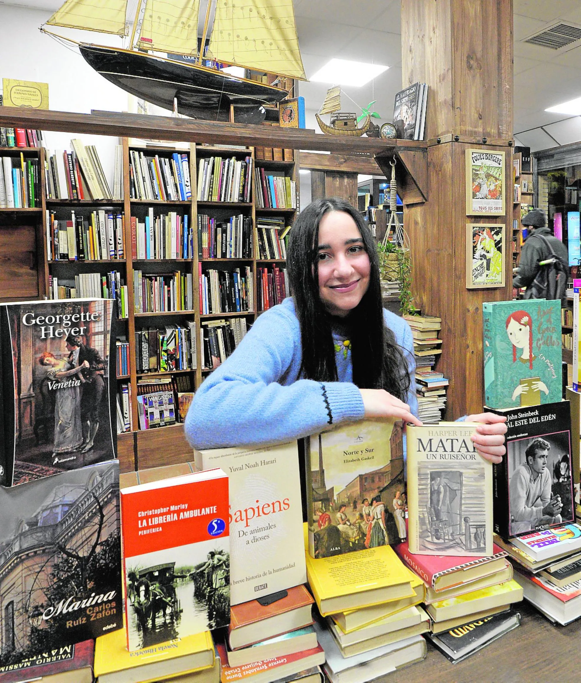 Rosa Lorente, dueña de la librería Mandrágora, en Murcia, junto a sus libros favoritos. 