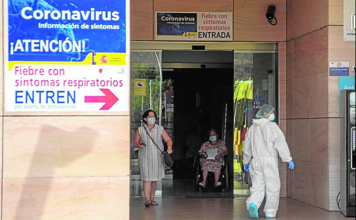 Accesos al 'circuito Covid' en el Hospital Santa Lucía, en Cartagena.