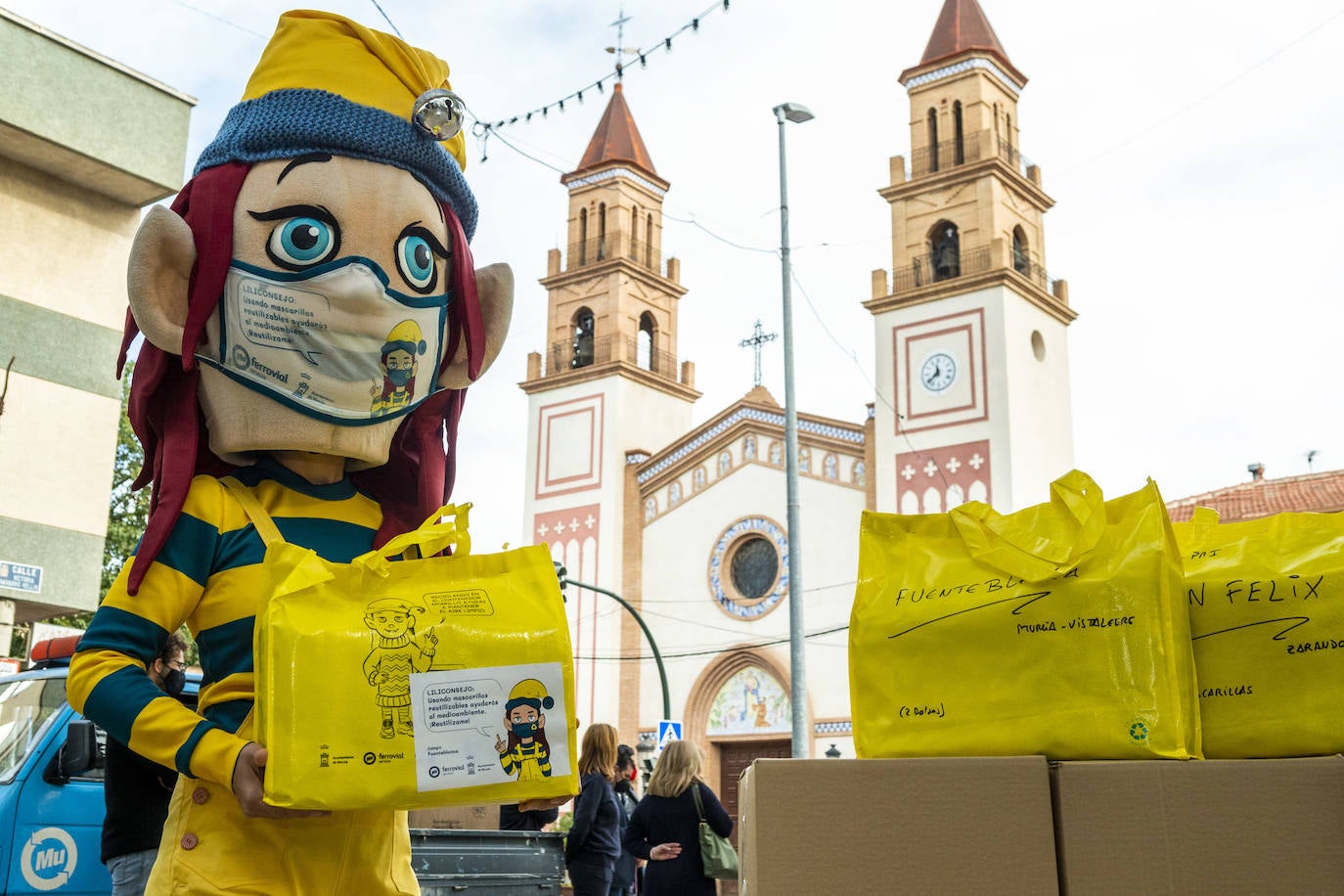 Fotos: Las brigadas cívicas del servicio de Limpieza Viaria del Ayuntamiento de Murcia repartirán más de 45.000 mascarillas reutilizables