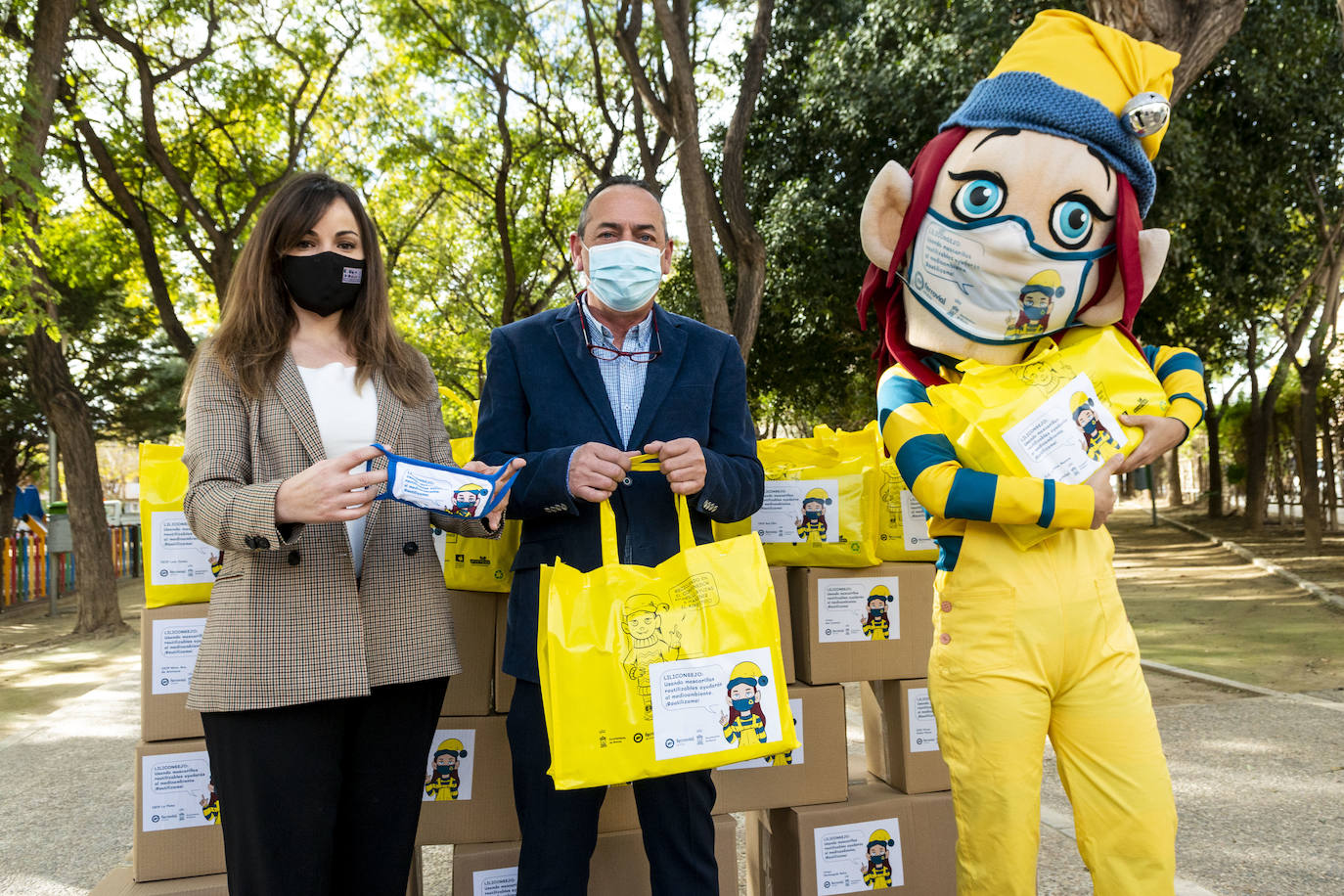Fotos: Las brigadas cívicas del servicio de Limpieza Viaria del Ayuntamiento de Murcia repartirán más de 45.000 mascarillas reutilizables