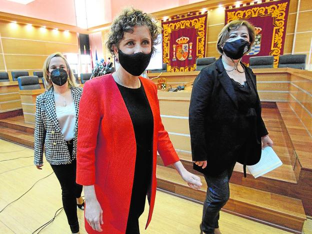 Esther Clavero, ayer, con las ediles Sandra Díez (i) y Fuensanta Martínez (d). 