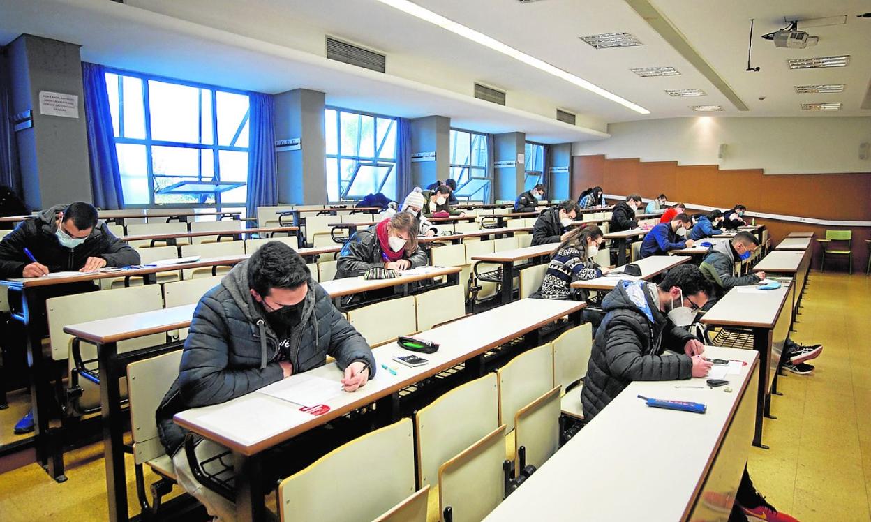 Alumnos de la UMU realizan un examen en el Aulario Giner de los Ríos. 