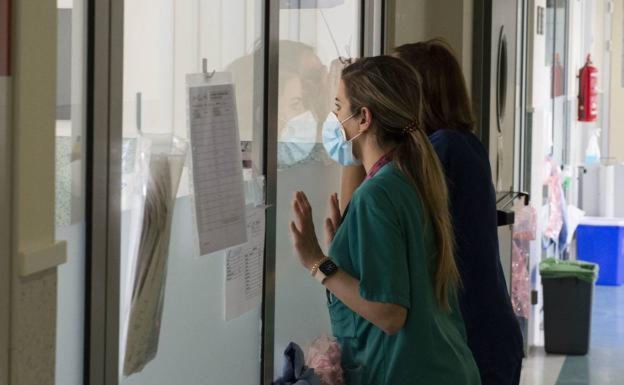 Sanitarias de la UCI del hospital Santa Lucía, en una fotografía de archivo. 