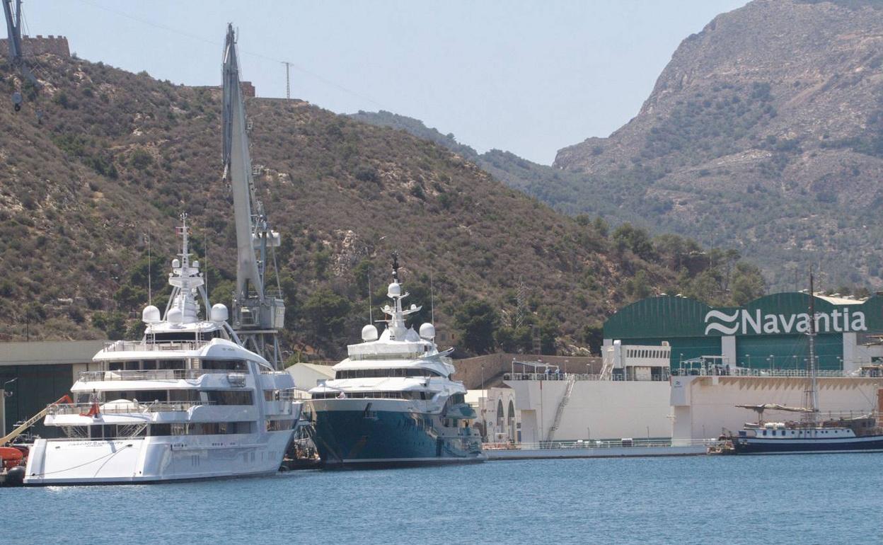 Yates atracados en el puerto de Navantia en una imagen de archivo.
