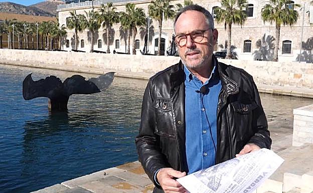 El escultor Sáenz de Elorrieta, en la 'Cola de Ballena' del Puerto de Cartagena. 