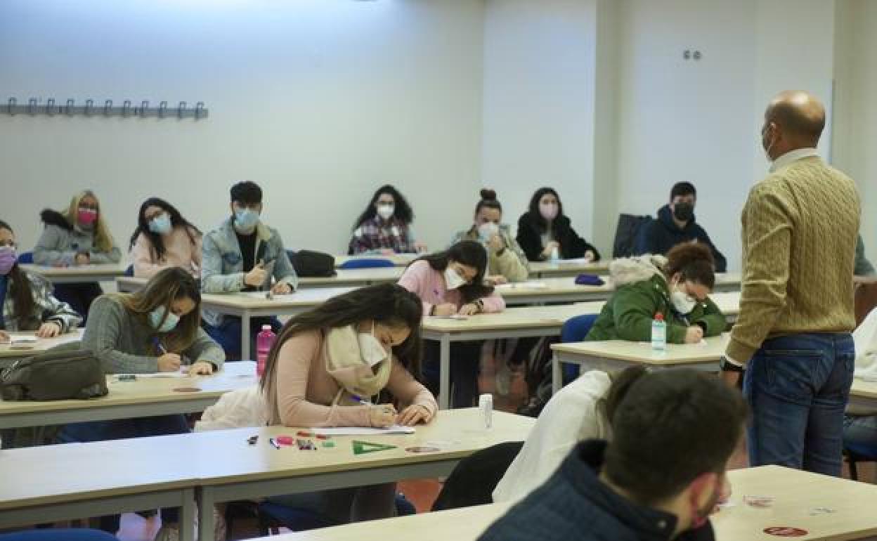 Alumnos realizando un examen en el Campus de Espinardo, en una imagen de archivo. 