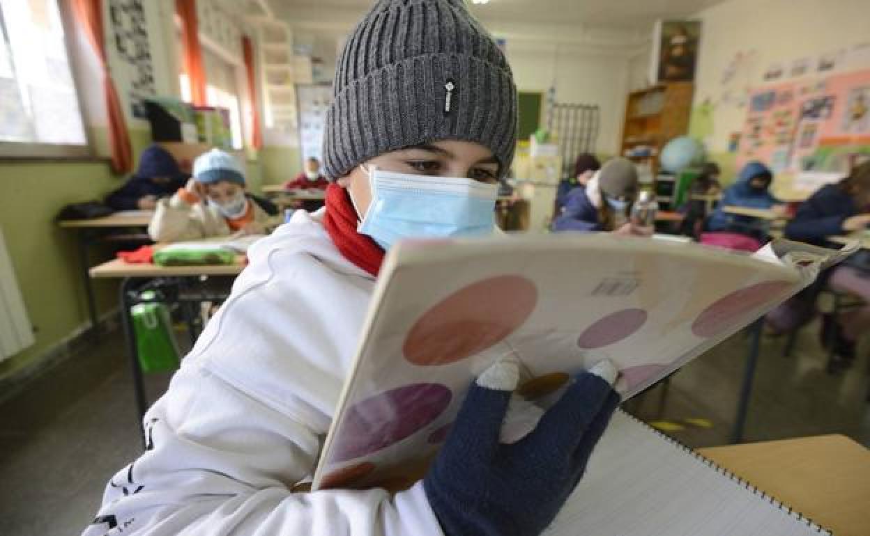 Un niño en una de las clases del Colegio Nuestra Señora de los Ángeles en Murcia.