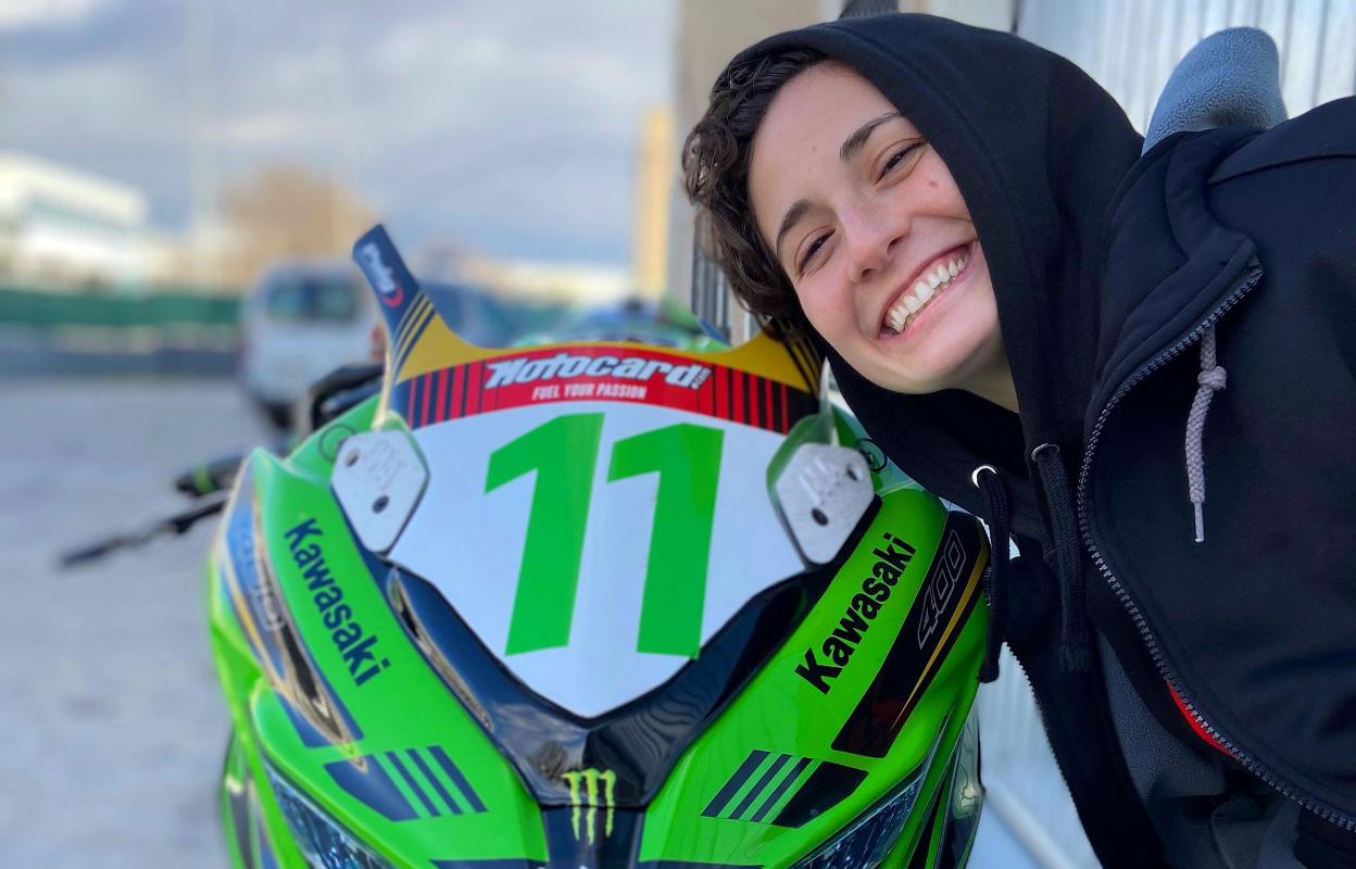 Ana Carrasco, ayer, posando con su Kawasaki.