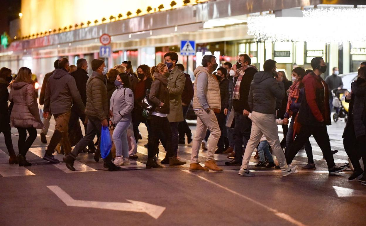 Afluencia de personas en la Gran Vía de Murcia, en una imagen de archivo. 