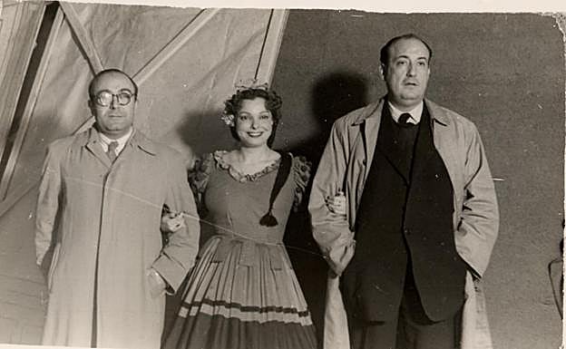 Una de las cantantes de 'Los Gerifaltes', con Lorenzo Guardiola, autor del libreto, y el compositor.