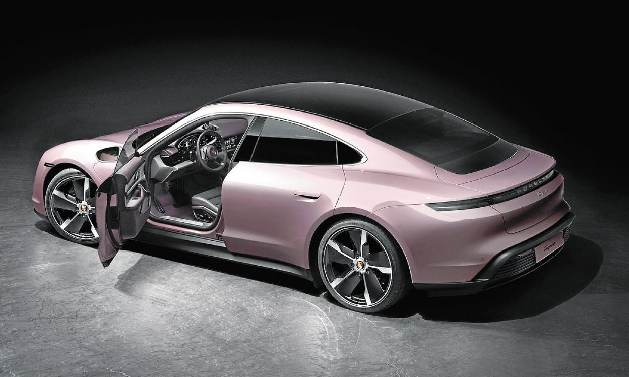 Su silueta muestra una línea de techo deportivaque desciende hacia la parte trasera. 