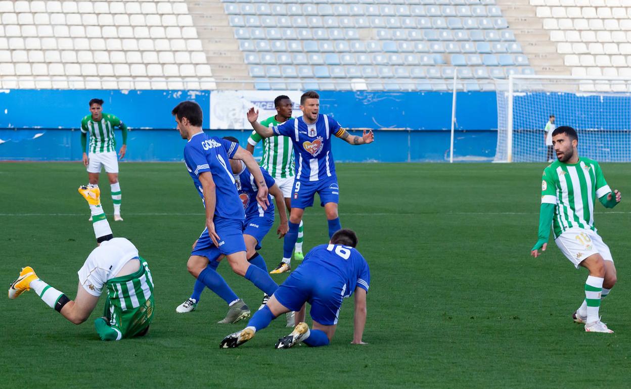 Aparatosa caída de un jugador del Betis B ante el lorquino Gondra.
