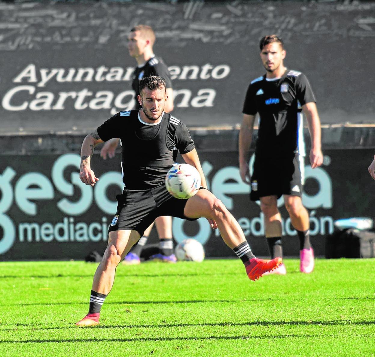 Elady controla el balón en el entrenamiento de esta semana en el estadio Cartagonova. 