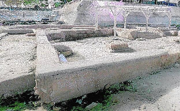 Imagen principal - Nube de puntos de la imagen tridimensional a nivel de yacimiento (arriba) y trabajos para realizar los sondeos a varias profundidades del terreno (abajo). 