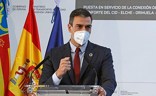 El presidente del Gobierno, Pedro Sanchez, durante su intervención este lunes en Elche (Alicante) tras inaugurar los 54 kilómetros del tren de alta velocidad (AVE) con paradas en Elche y Orihuela.