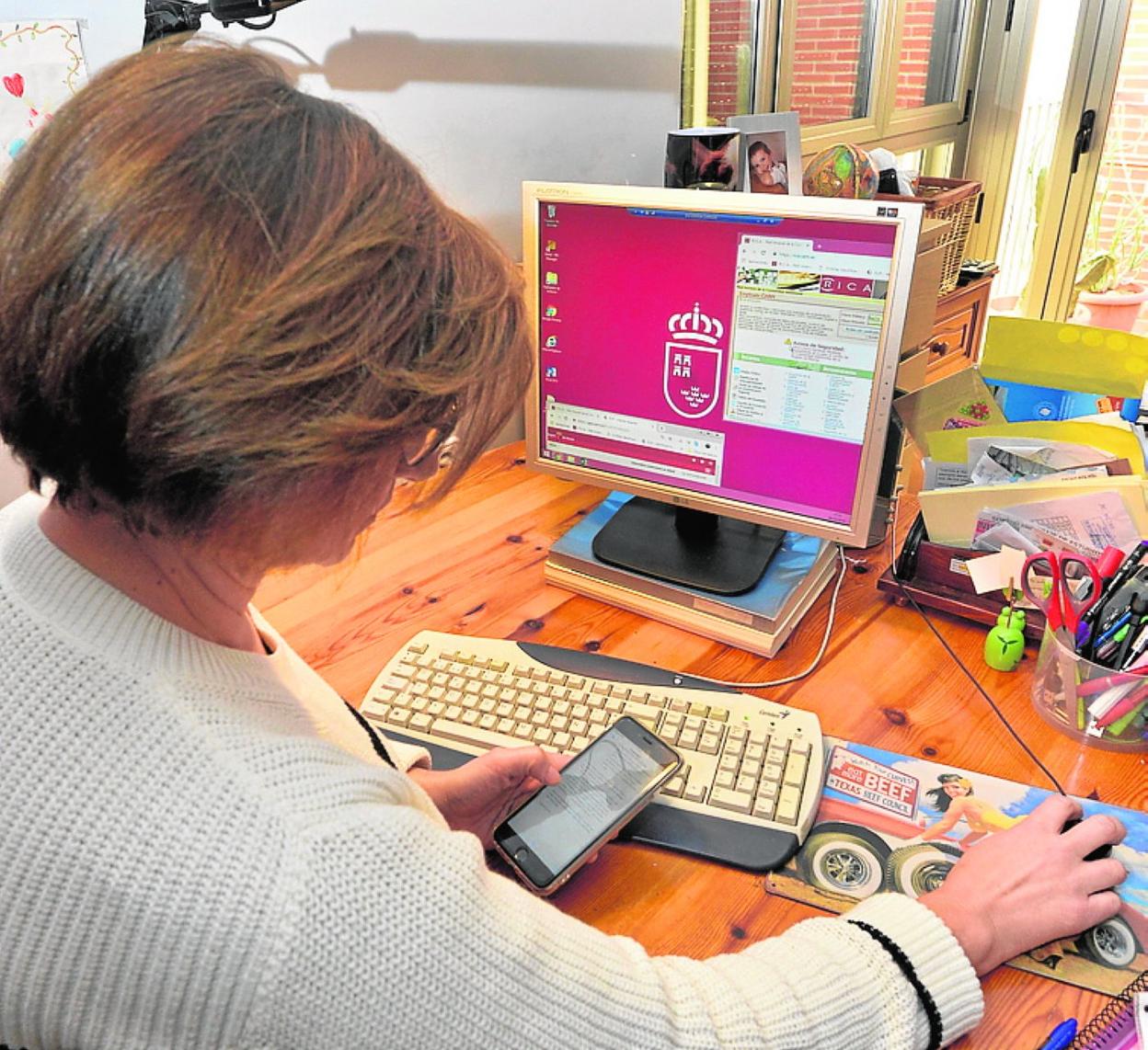 Una funcionaria teletrabajando desde su vivienda. 