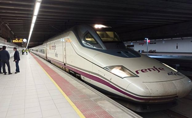 Salida del AVE en la estación de Orihuela.