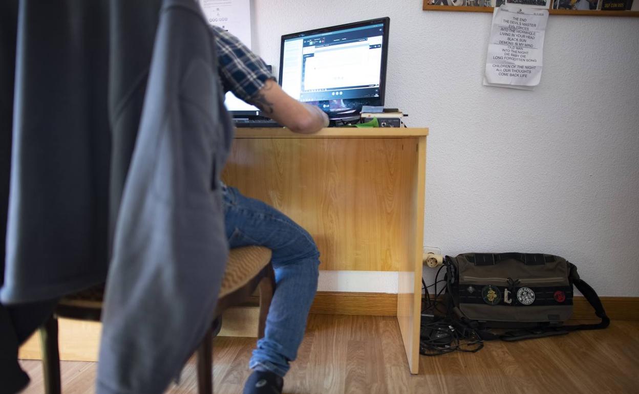 Imagen de archivo de un empleado teletrabajando. 